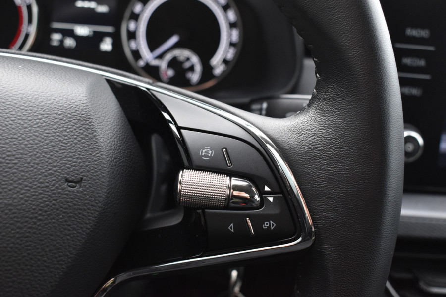 Škoda SCALA 1.0 TSI Ambition Automaat Carplay Navigatie Front/lane assist Stoelverwarming Parkeer sensoren