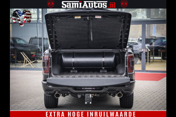 Dodge Ram 1500 BLACK OPS LONGHORN 5.7 V8 HEMI | 8820KM! | BOM VOL | HUD | LUCHTVERING | PANO | 200L LPG | ADAPTIVE CRUISE | DIGI VIRTUAL CLUSTER | CARPLAY | 3500KG | HEADUP | CREW CAB DUBBELE CABINE | 5 PERSOONS | ZWART MET BRUIN LEDER | Z.G.A.N