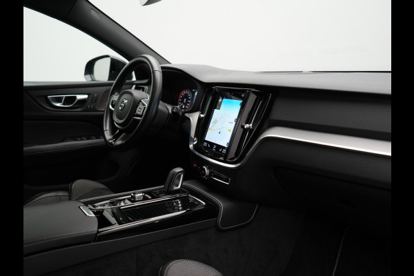 Volvo V60 T6 Recharge AWD R-Design Plug In Hybrid 340pk Dealer O.H. PHEV | Trekhaak Af Fabriek | Adaptive Cruise | Camera | Harman & Kardon | Lederen Sportstoelen Memory & Verwarmd | Apple Carplay | Navigatie | Stuur Verwarmd | Blis | Keyless | DAB |