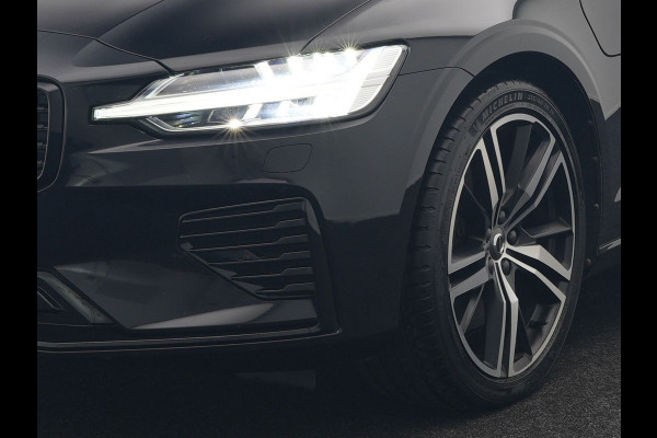 Volvo V60 T6 Recharge AWD R-Design Plug In Hybrid 340pk Dealer O.H. PHEV | Trekhaak Af Fabriek | Adaptive Cruise | Camera | Harman & Kardon | Lederen Sportstoelen Memory & Verwarmd | Apple Carplay | Navigatie | Stuur Verwarmd | Blis | Keyless | DAB |