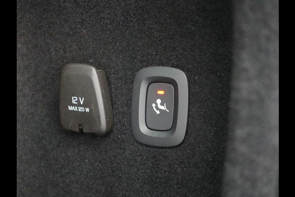 Volvo V60 T6 Recharge AWD R-Design Plug In Hybrid 340pk Dealer O.H. PHEV | Trekhaak Af Fabriek | Adaptive Cruise | Camera | Harman & Kardon | Lederen Sportstoelen Memory & Verwarmd | Apple Carplay | Navigatie | Stuur Verwarmd | Blis | Keyless | DAB |