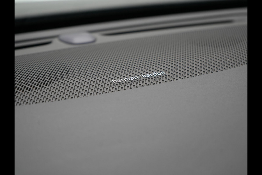 Volvo V60 T6 Recharge AWD R-Design Plug In Hybrid 340pk Dealer O.H. PHEV | Trekhaak Af Fabriek | Adaptive Cruise | Camera | Harman & Kardon | Lederen Sportstoelen Memory & Verwarmd | Apple Carplay | Navigatie | Stuur Verwarmd | Blis | Keyless | DAB |