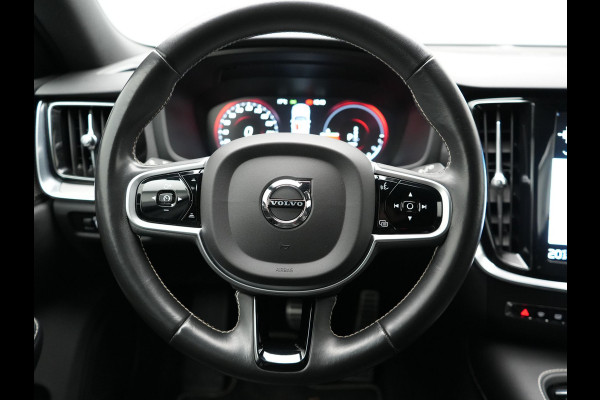 Volvo V60 T6 Recharge AWD R-Design Plug In Hybrid 340pk Dealer O.H. PHEV | Trekhaak Af Fabriek | Adaptive Cruise | Camera | Harman & Kardon | Lederen Sportstoelen Memory & Verwarmd | Apple Carplay | Navigatie | Stuur Verwarmd | Blis | Keyless | DAB |