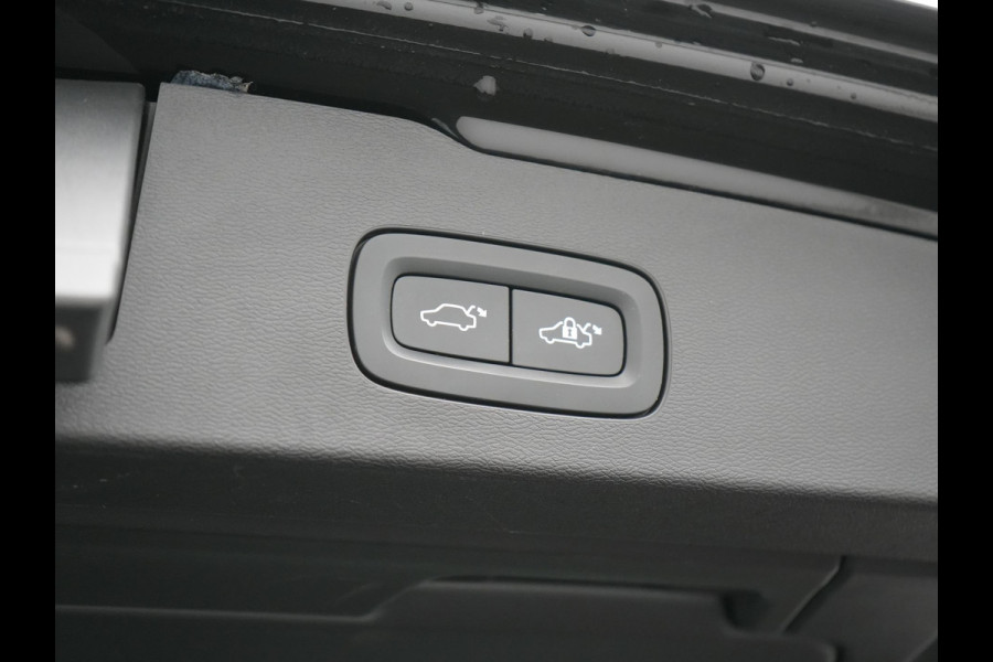 Volvo V60 T6 Recharge AWD R-Design Plug In Hybrid 340pk Dealer O.H. PHEV | Trekhaak Af Fabriek | Adaptive Cruise | Camera | Harman & Kardon | Lederen Sportstoelen Memory & Verwarmd | Apple Carplay | Navigatie | Stuur Verwarmd | Blis | Keyless | DAB |