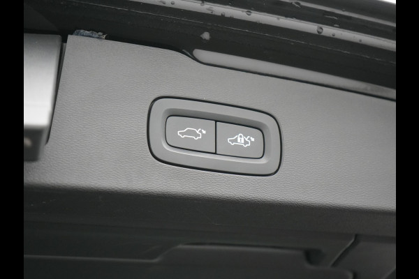 Volvo V60 T6 Recharge AWD R-Design Plug In Hybrid 340pk Dealer O.H. PHEV | Trekhaak Af Fabriek | Adaptive Cruise | Camera | Harman & Kardon | Lederen Sportstoelen Memory & Verwarmd | Apple Carplay | Navigatie | Stuur Verwarmd | Blis | Keyless | DAB |