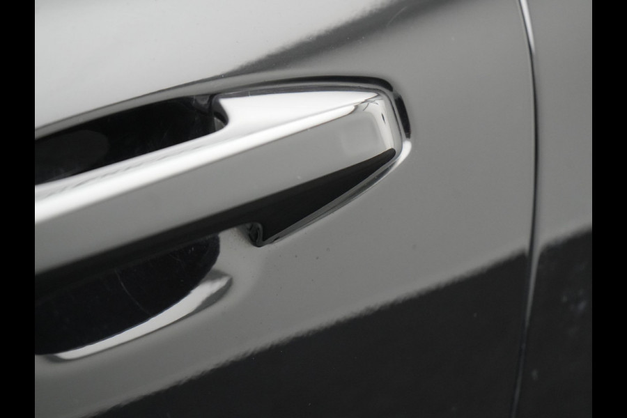 Volvo V60 T6 Recharge AWD R-Design Plug In Hybrid 340pk Dealer O.H. PHEV | Trekhaak Af Fabriek | Adaptive Cruise | Camera | Harman & Kardon | Lederen Sportstoelen Memory & Verwarmd | Apple Carplay | Navigatie | Stuur Verwarmd | Blis | Keyless | DAB |