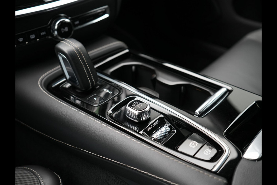 Volvo V60 T6 Recharge AWD R-Design Plug In Hybrid 340pk Dealer O.H. PHEV | Trekhaak Af Fabriek | Adaptive Cruise | Camera | Harman & Kardon | Lederen Sportstoelen Memory & Verwarmd | Apple Carplay | Navigatie | Stuur Verwarmd | Blis | Keyless | DAB |
