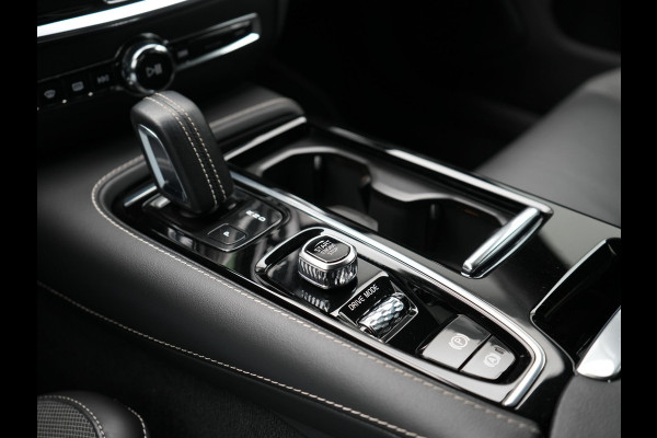 Volvo V60 T6 Recharge AWD R-Design Plug In Hybrid 340pk Dealer O.H. PHEV | Trekhaak Af Fabriek | Adaptive Cruise | Camera | Harman & Kardon | Lederen Sportstoelen Memory & Verwarmd | Apple Carplay | Navigatie | Stuur Verwarmd | Blis | Keyless | DAB |