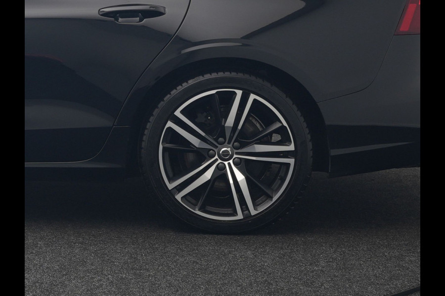 Volvo V60 T6 Recharge AWD R-Design Plug In Hybrid 340pk Dealer O.H. PHEV | Trekhaak Af Fabriek | Adaptive Cruise | Camera | Harman & Kardon | Lederen Sportstoelen Memory & Verwarmd | Apple Carplay | Navigatie | Stuur Verwarmd | Blis | Keyless | DAB |