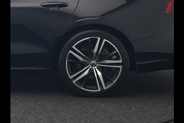 Volvo V60 T6 Recharge AWD R-Design Plug In Hybrid 340pk Dealer O.H. PHEV | Trekhaak Af Fabriek | Adaptive Cruise | Camera | Harman & Kardon | Lederen Sportstoelen Memory & Verwarmd | Apple Carplay | Navigatie | Stuur Verwarmd | Blis | Keyless | DAB |