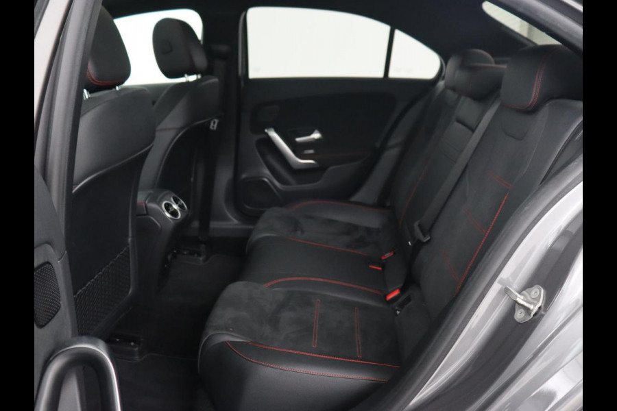 Mercedes-Benz A-Klasse 250e AMG Limited | Panoramadak | Matrix LED | Keyless | Stoelverwarming | Memory | Camera | Navigatie | Leder/Alcantara | Sfeerverlichting | Park Assist | PHEV | Plug In