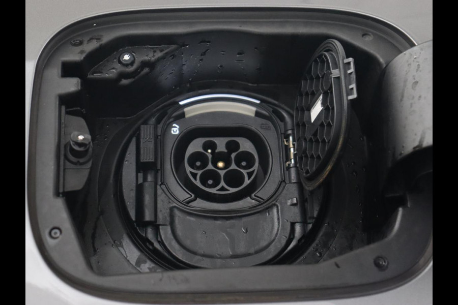 Mercedes-Benz A-Klasse 250e AMG Limited | Panoramadak | Matrix LED | Keyless | Stoelverwarming | Memory | Camera | Navigatie | Leder/Alcantara | Sfeerverlichting | Park Assist | PHEV | Plug In