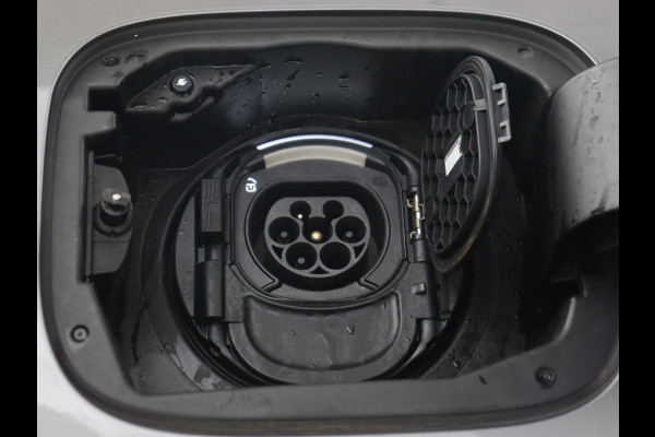 Mercedes-Benz A-Klasse 250e AMG Limited | Panoramadak | Matrix LED | Keyless | Stoelverwarming | Memory | Camera | Navigatie | Leder/Alcantara | Sfeerverlichting | Park Assist | PHEV | Plug In