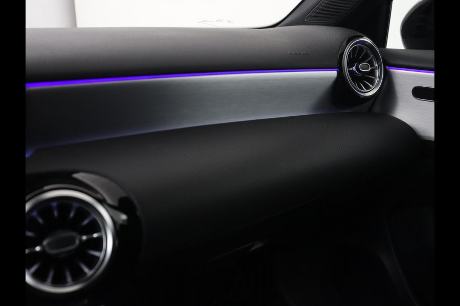 Mercedes-Benz A-Klasse 250e AMG Limited | Panoramadak | Matrix LED | Keyless | Stoelverwarming | Memory | Camera | Navigatie | Leder/Alcantara | Sfeerverlichting | Park Assist | PHEV | Plug In