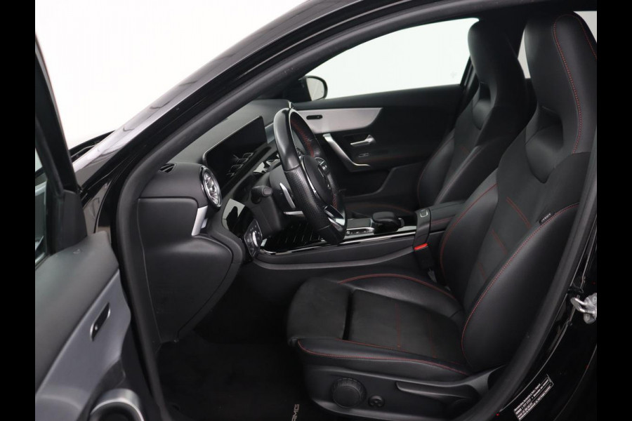 Mercedes-Benz A-Klasse 180 AMG | Adaptive cruise | Trekhaak | Stoelverwarming | Camera | Leder/Alcantara | Sfeerverlichting | Navigatie | Park Assist | Full LED | Climate control | Bluetooth