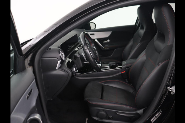 Mercedes-Benz A-Klasse 180 AMG | Adaptive cruise | Trekhaak | Stoelverwarming | Camera | Leder/Alcantara | Sfeerverlichting | Navigatie | Park Assist | Full LED | Climate control | Bluetooth