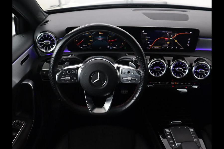 Mercedes-Benz A-Klasse 180 AMG | Adaptive cruise | Trekhaak | Stoelverwarming | Camera | Leder/Alcantara | Sfeerverlichting | Navigatie | Park Assist | Full LED | Climate control | Bluetooth