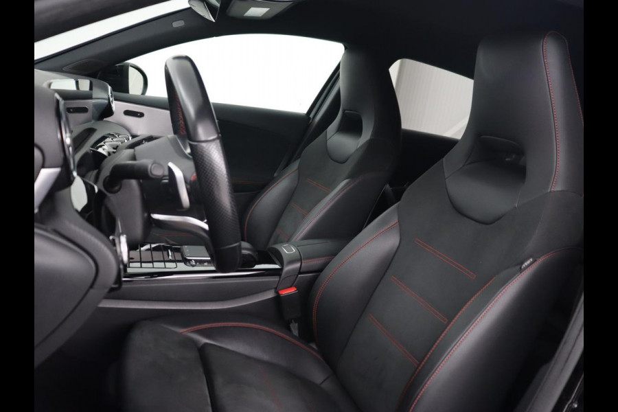 Mercedes-Benz A-Klasse 180 AMG | Adaptive cruise | Trekhaak | Stoelverwarming | Camera | Leder/Alcantara | Sfeerverlichting | Navigatie | Park Assist | Full LED | Climate control | Bluetooth