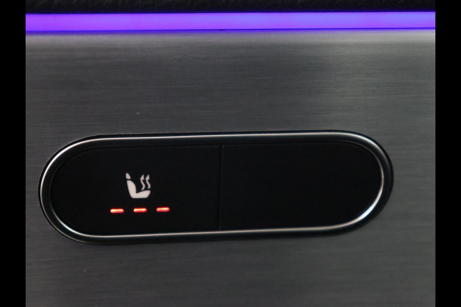 Mercedes-Benz A-Klasse 180 AMG | Adaptive cruise | Trekhaak | Stoelverwarming | Camera | Leder/Alcantara | Sfeerverlichting | Navigatie | Park Assist | Full LED | Climate control | Bluetooth