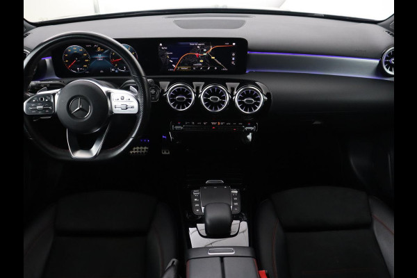 Mercedes-Benz A-Klasse 180 AMG | Adaptive cruise | Trekhaak | Stoelverwarming | Camera | Leder/Alcantara | Sfeerverlichting | Navigatie | Park Assist | Full LED | Climate control | Bluetooth