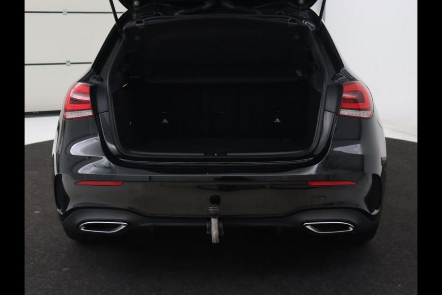 Mercedes-Benz A-Klasse 180 AMG | Adaptive cruise | Trekhaak | Stoelverwarming | Camera | Leder/Alcantara | Sfeerverlichting | Navigatie | Park Assist | Full LED | Climate control | Bluetooth