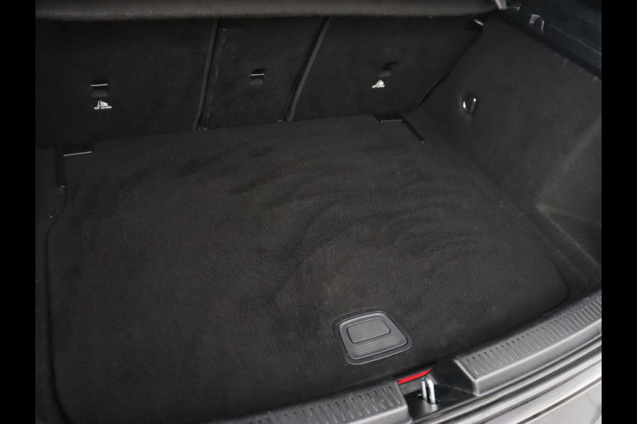 Mercedes-Benz A-Klasse 180 AMG | Adaptive cruise | Trekhaak | Stoelverwarming | Camera | Leder/Alcantara | Sfeerverlichting | Navigatie | Park Assist | Full LED | Climate control | Bluetooth