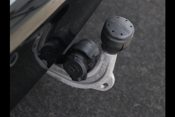 Mercedes-Benz A-Klasse 180 AMG | Adaptive cruise | Trekhaak | Stoelverwarming | Camera | Leder/Alcantara | Sfeerverlichting | Navigatie | Park Assist | Full LED | Climate control | Bluetooth