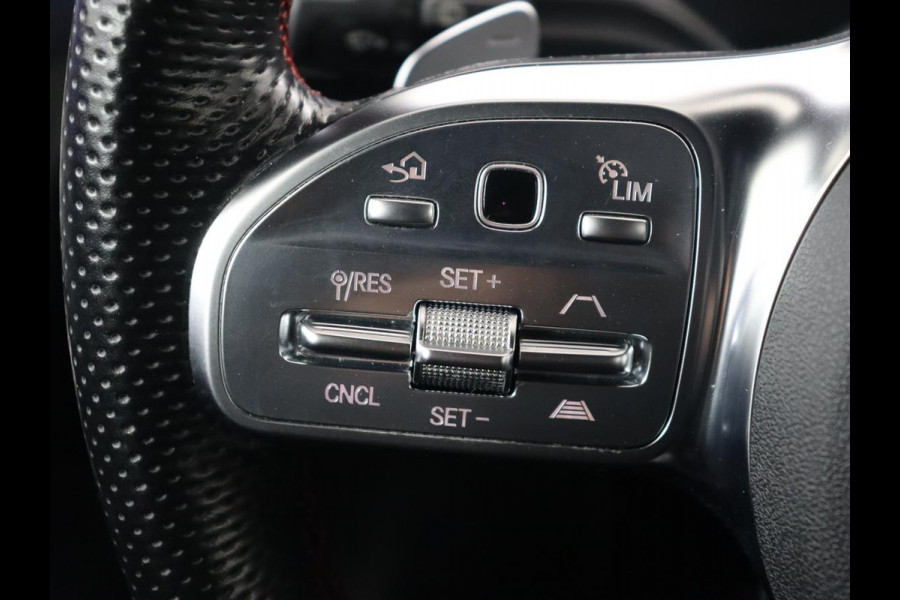 Mercedes-Benz A-Klasse 180 AMG | Adaptive cruise | Trekhaak | Stoelverwarming | Camera | Leder/Alcantara | Sfeerverlichting | Navigatie | Park Assist | Full LED | Climate control | Bluetooth
