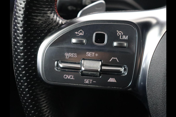 Mercedes-Benz A-Klasse 180 AMG | Adaptive cruise | Trekhaak | Stoelverwarming | Camera | Leder/Alcantara | Sfeerverlichting | Navigatie | Park Assist | Full LED | Climate control | Bluetooth