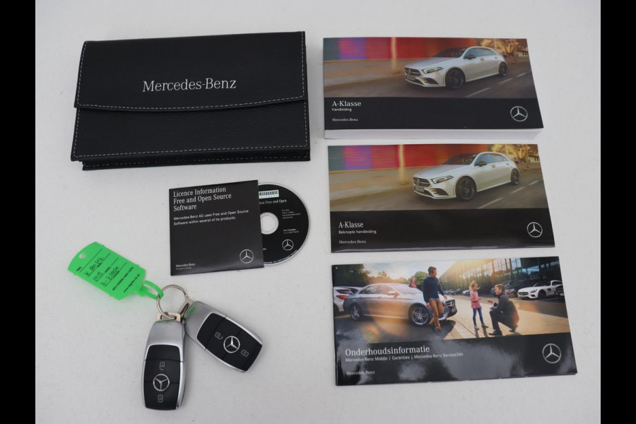 Mercedes-Benz A-Klasse 180 AMG | Adaptive cruise | Trekhaak | Stoelverwarming | Camera | Leder/Alcantara | Sfeerverlichting | Navigatie | Park Assist | Full LED | Climate control | Bluetooth