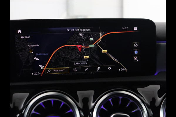 Mercedes-Benz A-Klasse 180 AMG | Adaptive cruise | Trekhaak | Stoelverwarming | Camera | Leder/Alcantara | Sfeerverlichting | Navigatie | Park Assist | Full LED | Climate control | Bluetooth