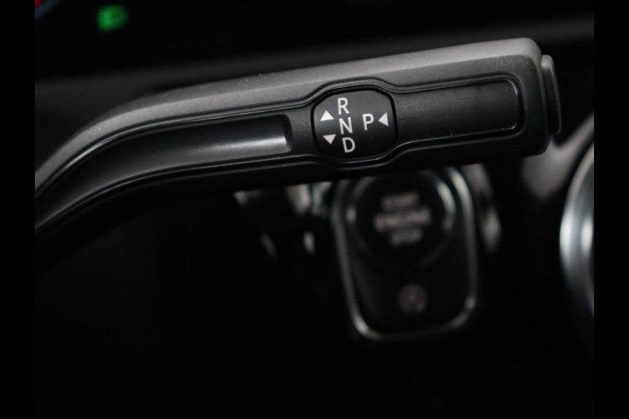 Mercedes-Benz A-Klasse 180 AMG | Adaptive cruise | Trekhaak | Stoelverwarming | Camera | Leder/Alcantara | Sfeerverlichting | Navigatie | Park Assist | Full LED | Climate control | Bluetooth