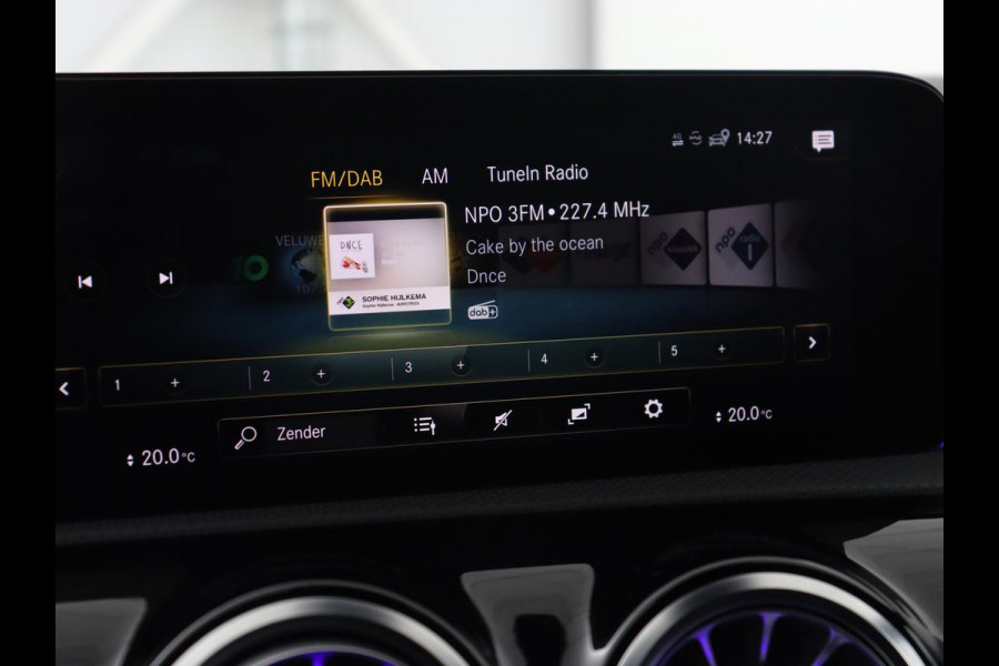 Mercedes-Benz A-Klasse 180 AMG | Adaptive cruise | Trekhaak | Stoelverwarming | Camera | Leder/Alcantara | Sfeerverlichting | Navigatie | Park Assist | Full LED | Climate control | Bluetooth