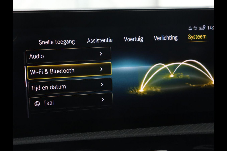 Mercedes-Benz A-Klasse 180 AMG | Adaptive cruise | Trekhaak | Stoelverwarming | Camera | Leder/Alcantara | Sfeerverlichting | Navigatie | Park Assist | Full LED | Climate control | Bluetooth