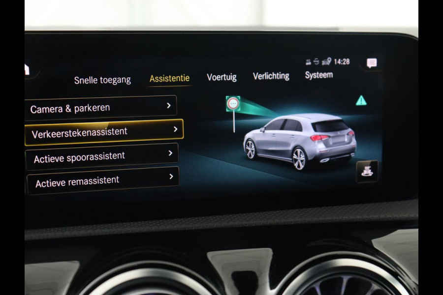 Mercedes-Benz A-Klasse 180 AMG | Adaptive cruise | Trekhaak | Stoelverwarming | Camera | Leder/Alcantara | Sfeerverlichting | Navigatie | Park Assist | Full LED | Climate control | Bluetooth