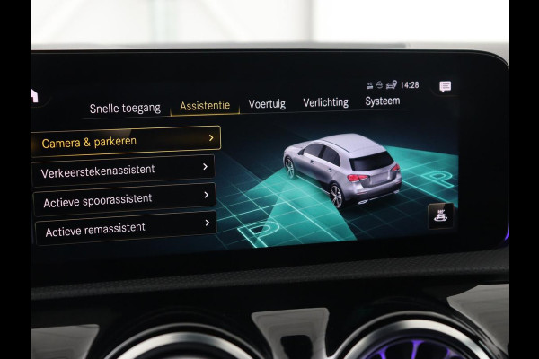Mercedes-Benz A-Klasse 180 AMG | Adaptive cruise | Trekhaak | Stoelverwarming | Camera | Leder/Alcantara | Sfeerverlichting | Navigatie | Park Assist | Full LED | Climate control | Bluetooth