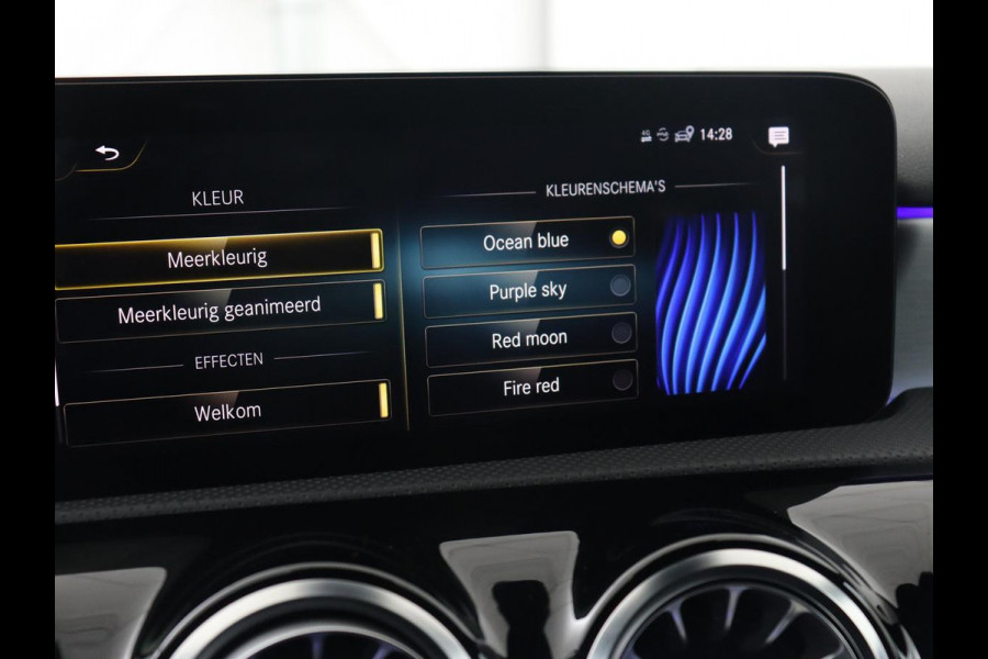 Mercedes-Benz A-Klasse 180 AMG | Adaptive cruise | Trekhaak | Stoelverwarming | Camera | Leder/Alcantara | Sfeerverlichting | Navigatie | Park Assist | Full LED | Climate control | Bluetooth