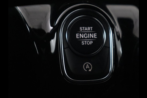 Mercedes-Benz A-Klasse 180 AMG | Adaptive cruise | Trekhaak | Stoelverwarming | Camera | Leder/Alcantara | Sfeerverlichting | Navigatie | Park Assist | Full LED | Climate control | Bluetooth