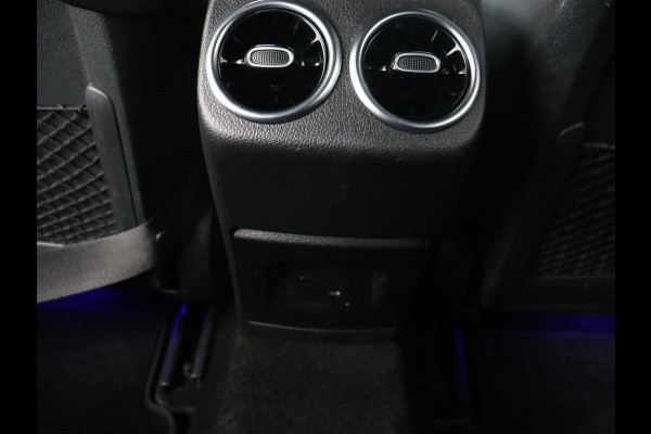 Mercedes-Benz A-Klasse 180 AMG | Adaptive cruise | Trekhaak | Stoelverwarming | Camera | Leder/Alcantara | Sfeerverlichting | Navigatie | Park Assist | Full LED | Climate control | Bluetooth
