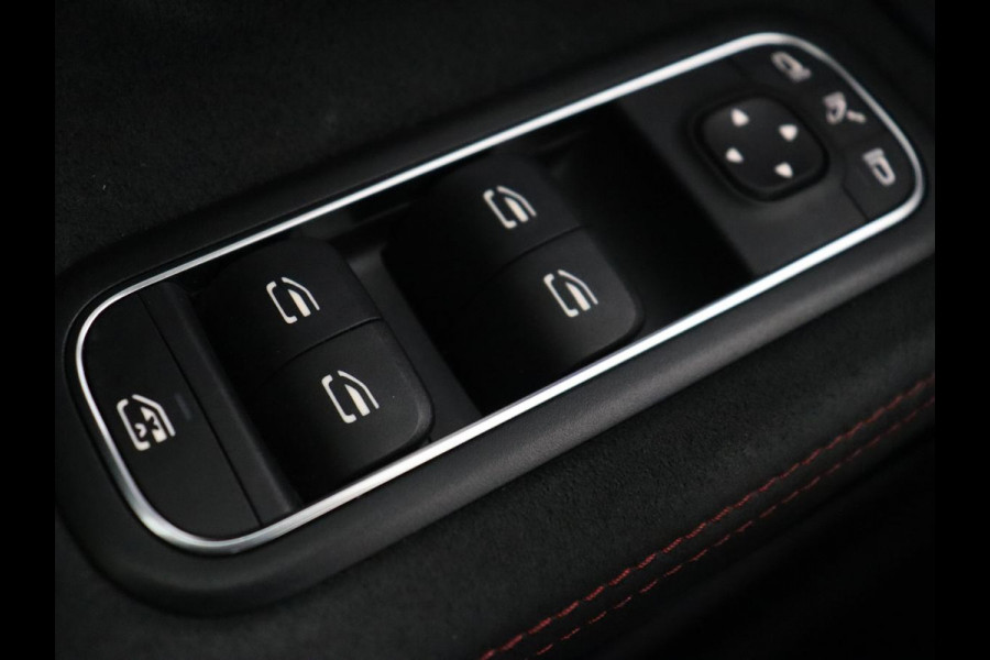 Mercedes-Benz A-Klasse 180 AMG | Adaptive cruise | Trekhaak | Stoelverwarming | Camera | Leder/Alcantara | Sfeerverlichting | Navigatie | Park Assist | Full LED | Climate control | Bluetooth