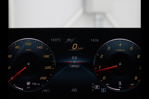 Mercedes-Benz A-Klasse 180 AMG | Adaptive cruise | Trekhaak | Stoelverwarming | Camera | Leder/Alcantara | Sfeerverlichting | Navigatie | Park Assist | Full LED | Climate control | Bluetooth