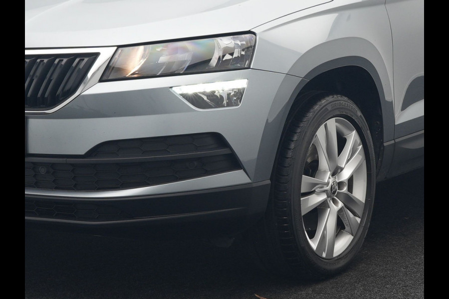 Škoda Karoq 1.0 TSI Style DSG116pk Dealer O.H. | Trekhaak Af Fabriek | Panodak | Camera | Apple Carplay | Sportstoelen Verwarmd  | Navigatie | Keyless | Cruise Control | DAB |