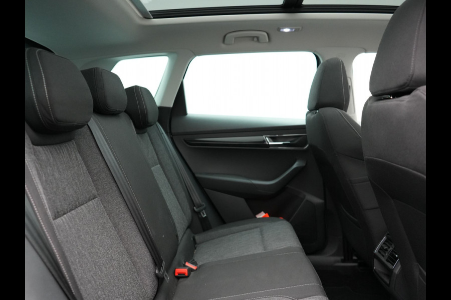 Škoda Karoq 1.0 TSI Style DSG116pk Dealer O.H. | Trekhaak Af Fabriek | Panodak | Camera | Apple Carplay | Sportstoelen Verwarmd  | Navigatie | Keyless | Cruise Control | DAB |