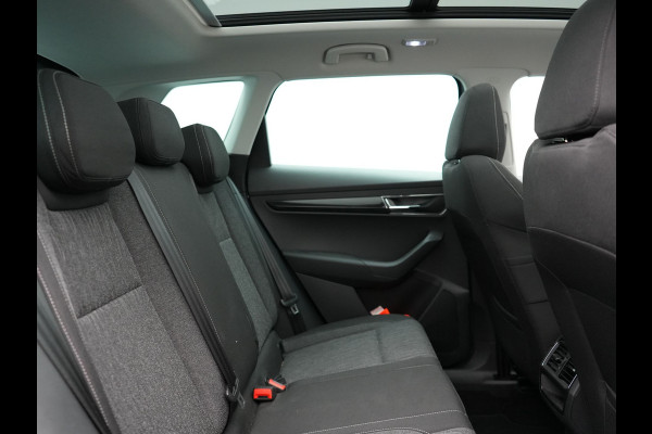 Škoda Karoq 1.0 TSI Style DSG116pk Dealer O.H. | Trekhaak Af Fabriek | Panodak | Camera | Apple Carplay | Sportstoelen Verwarmd  | Navigatie | Keyless | Cruise Control | DAB |