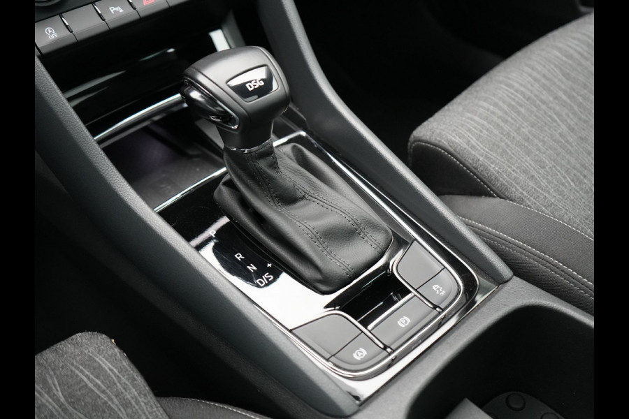 Škoda Karoq 1.0 TSI Style DSG116pk Dealer O.H. | Trekhaak Af Fabriek | Panodak | Camera | Apple Carplay | Sportstoelen Verwarmd  | Navigatie | Keyless | Cruise Control | DAB |