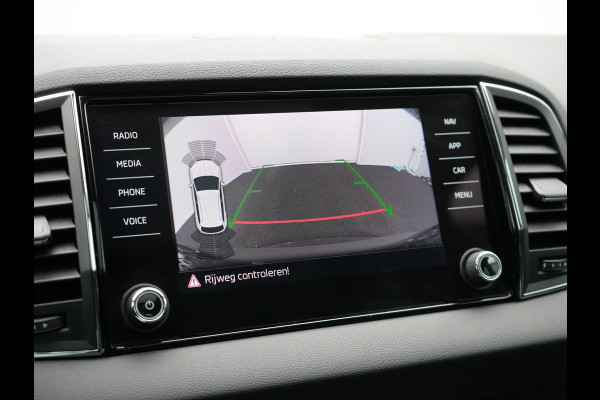 Škoda Karoq 1.0 TSI Style DSG116pk Dealer O.H. | Trekhaak Af Fabriek | Panodak | Camera | Apple Carplay | Sportstoelen Verwarmd  | Navigatie | Keyless | Cruise Control | DAB |