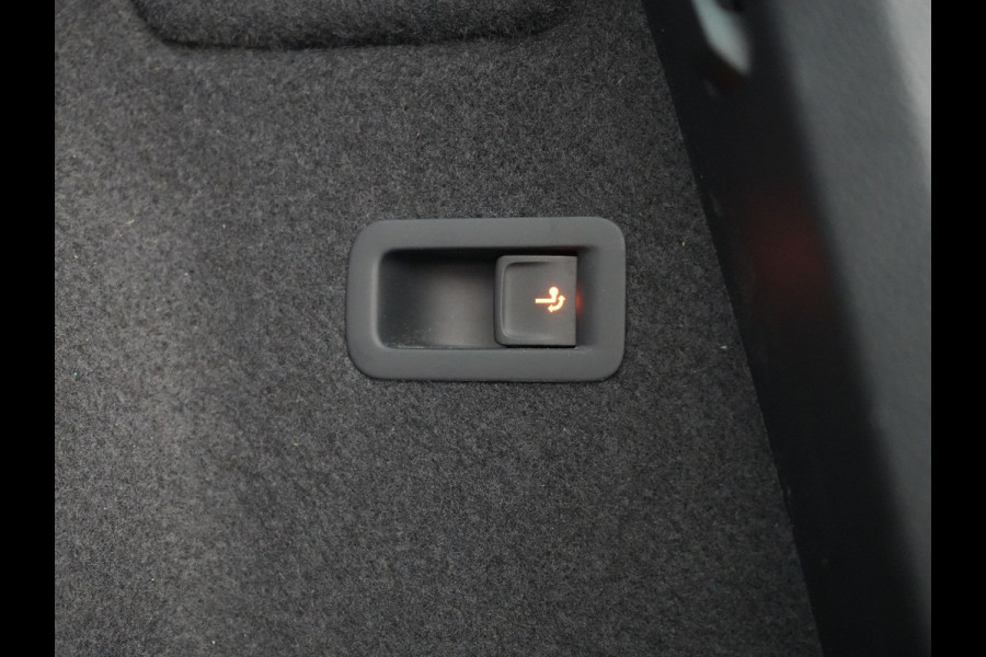 Škoda Karoq 1.0 TSI Style DSG116pk Dealer O.H. | Trekhaak Af Fabriek | Panodak | Camera | Apple Carplay | Sportstoelen Verwarmd  | Navigatie | Keyless | Cruise Control | DAB |