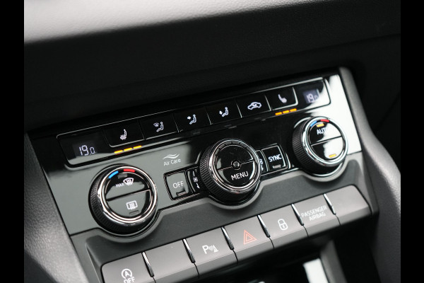 Škoda Karoq 1.0 TSI Style DSG116pk Dealer O.H. | Trekhaak Af Fabriek | Panodak | Camera | Apple Carplay | Sportstoelen Verwarmd  | Navigatie | Keyless | Cruise Control | DAB |