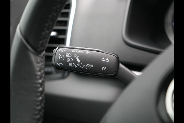 Škoda Karoq 1.0 TSI Style DSG116pk Dealer O.H. | Trekhaak Af Fabriek | Panodak | Camera | Apple Carplay | Sportstoelen Verwarmd  | Navigatie | Keyless | Cruise Control | DAB |