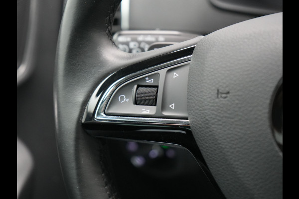 Škoda Karoq 1.0 TSI Style DSG116pk Dealer O.H. | Trekhaak Af Fabriek | Panodak | Camera | Apple Carplay | Sportstoelen Verwarmd  | Navigatie | Keyless | Cruise Control | DAB |